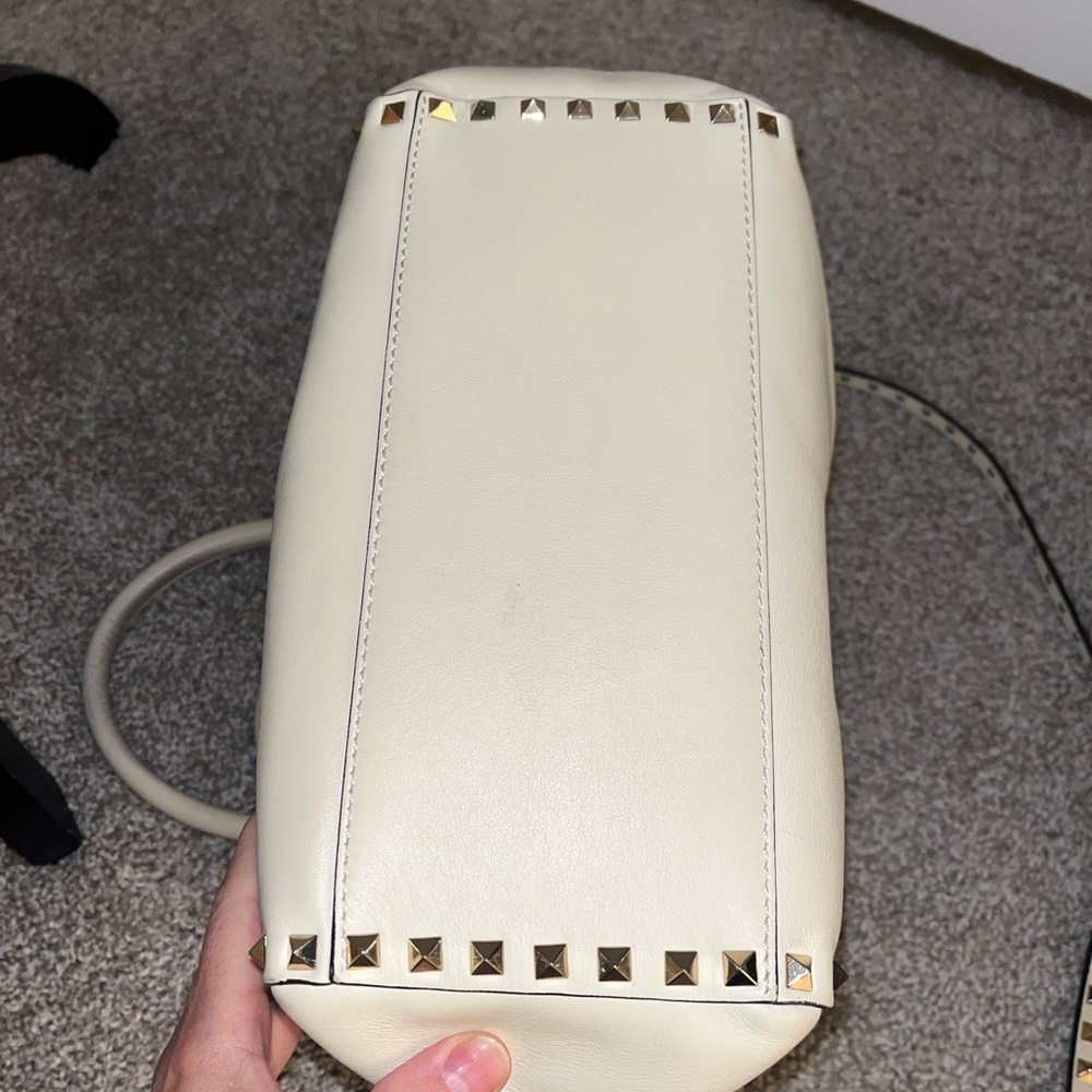 Valentino Garavani Ivory Leather Rockstud Trapeze Tote - Picture 6 of 14
